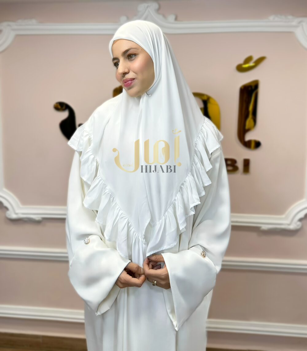 صُمم هذا الرداء ليناسب كلاً من مناسبات الحج والعمل، وهو تحفة فنية تجمع بين الأناقة والعملية. صُمم هذا الرداء ليناسب كلاً من مناسبات الحج والعمل، وهو تحفة فنية تجمع بين الأناقة والعملية.