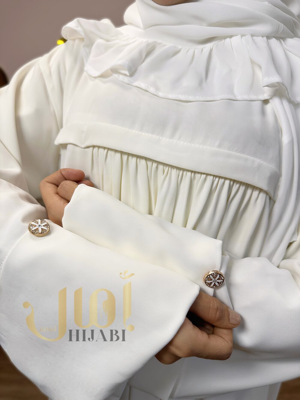 صُمم هذا الرداء ليناسب كلاً من مناسبات الحج والعمل، وهو تحفة فنية تجمع بين الأناقة والعملية. صُمم هذا الرداء ليناسب كلاً من مناسبات الحج والعمل، وهو تحفة فنية تجمع بين الأناقة والعملية.