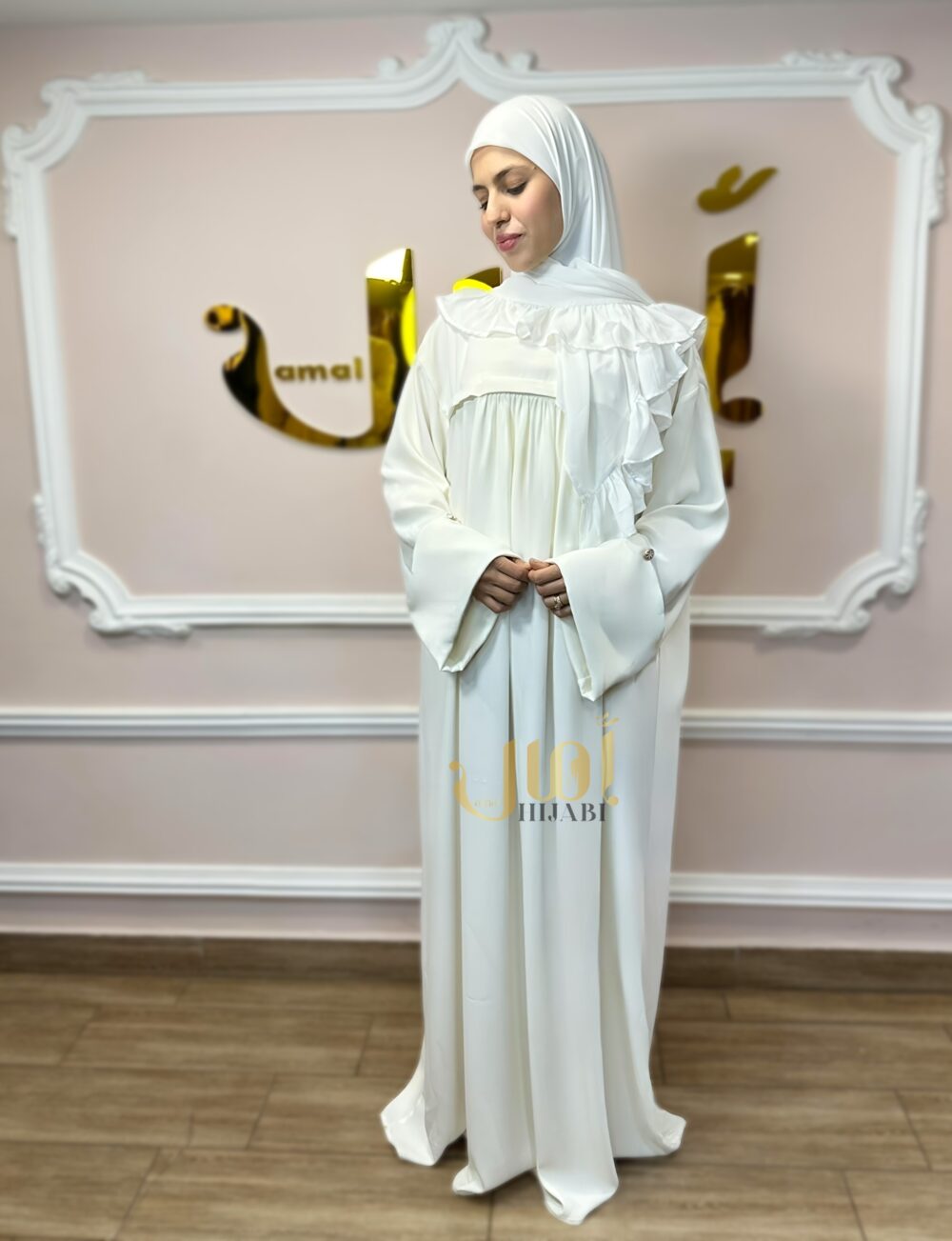صُمم هذا الرداء ليناسب كلاً من مناسبات الحج والعمل، وهو تحفة فنية تجمع بين الأناقة والعملية. صُمم هذا الرداء ليناسب كلاً من مناسبات الحج والعمل، وهو تحفة فنية تجمع بين الأناقة والعملية.