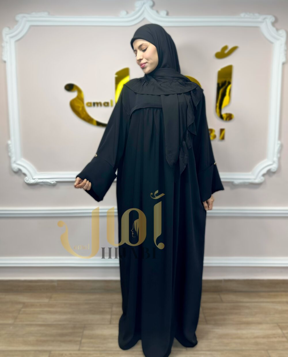 صُمم هذا الرداء ليناسب كلاً من مناسبات الحج والعمل، وهو تحفة فنية تجمع بين الأناقة والعملية. صُمم هذا الرداء ليناسب كلاً من مناسبات الحج والعمل، وهو تحفة فنية تجمع بين الأناقة والعملية.